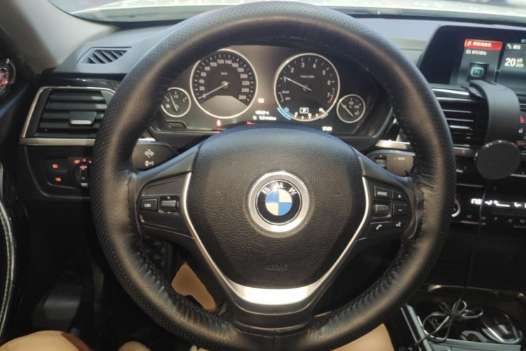BMW 3 Series 2018 car image #11