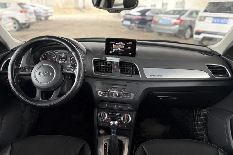 Audi Q3 2016 car image #10