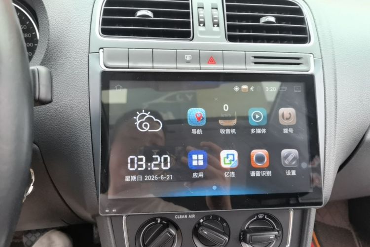 Volkswagen Polo 2017 car image #13