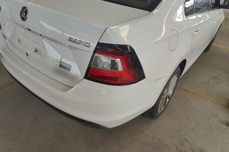 Skoda Rapid 2018 car image #8