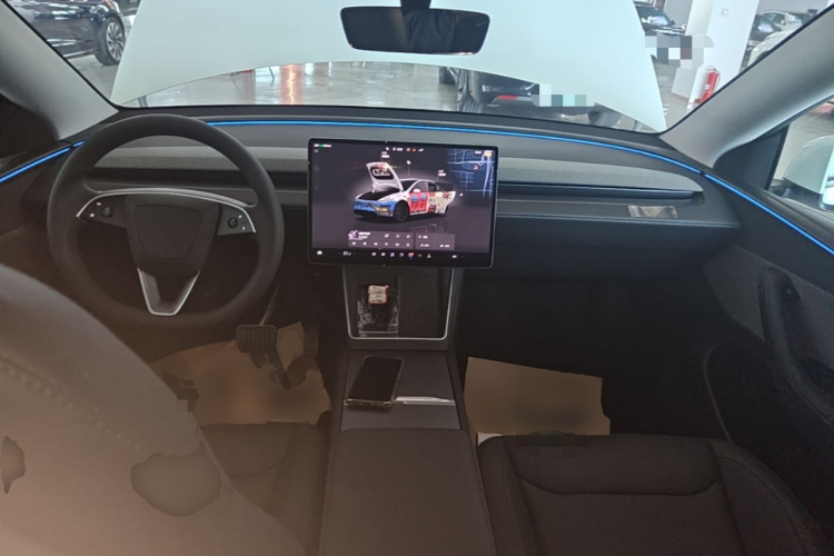 Tesla Model Y 2025 car image #10