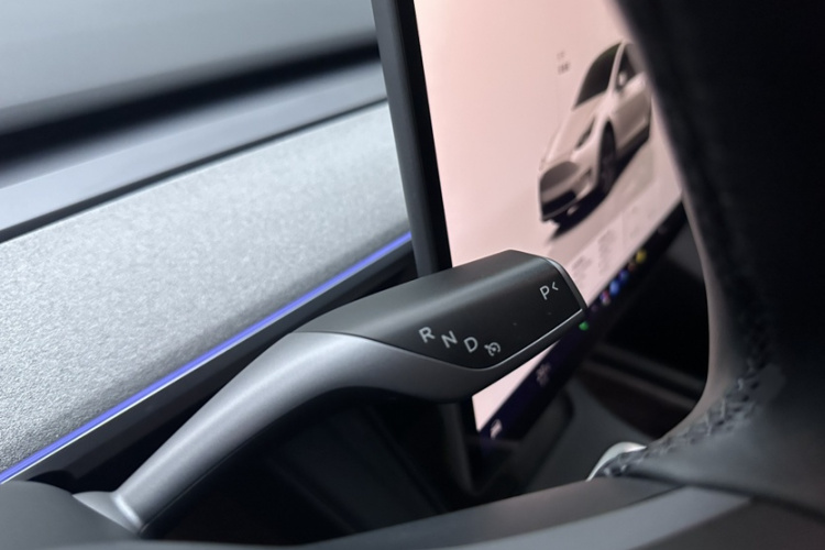 Tesla Model Y 2023 car image #23