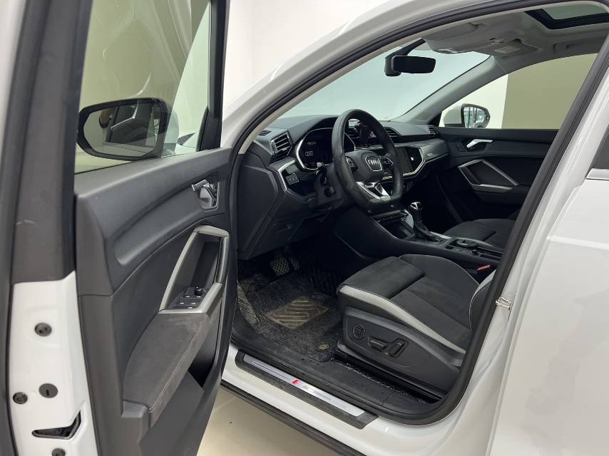 Audi Q3 2022 car image #9