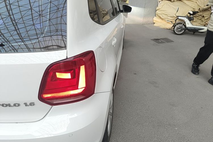 Volkswagen Polo 2015 car image #8