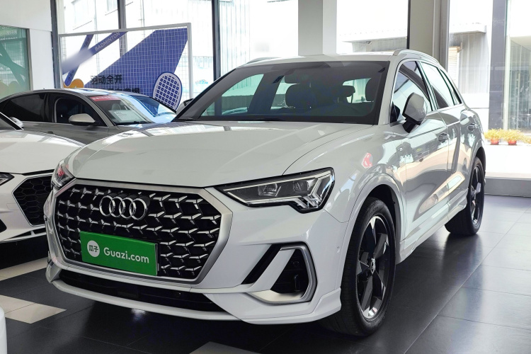 Audi Q3 2023 car image #2