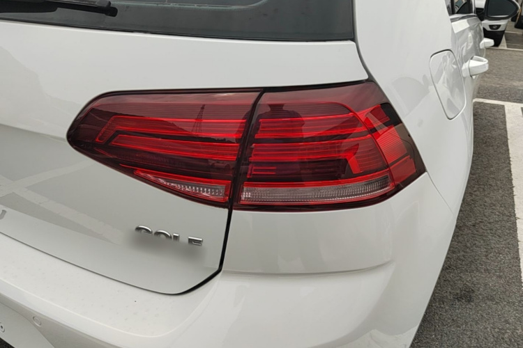 Volkswagen Golf 2019 car image #8