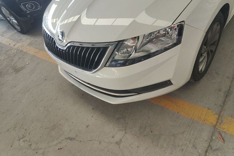 Skoda Rapid 2018 car image #23