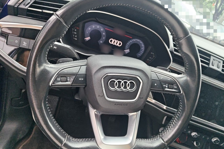 Audi Q3 2020 car image #11