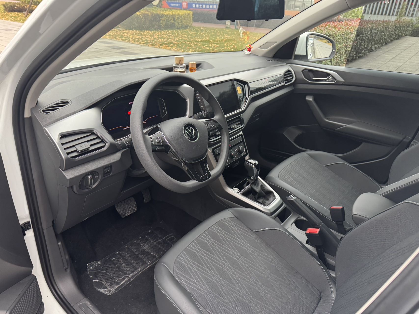 Volkswagen T-Cross 2024 car image #7