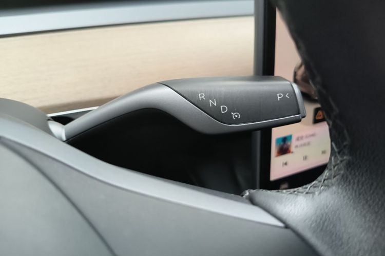Tesla Model Y 2022 car image #14