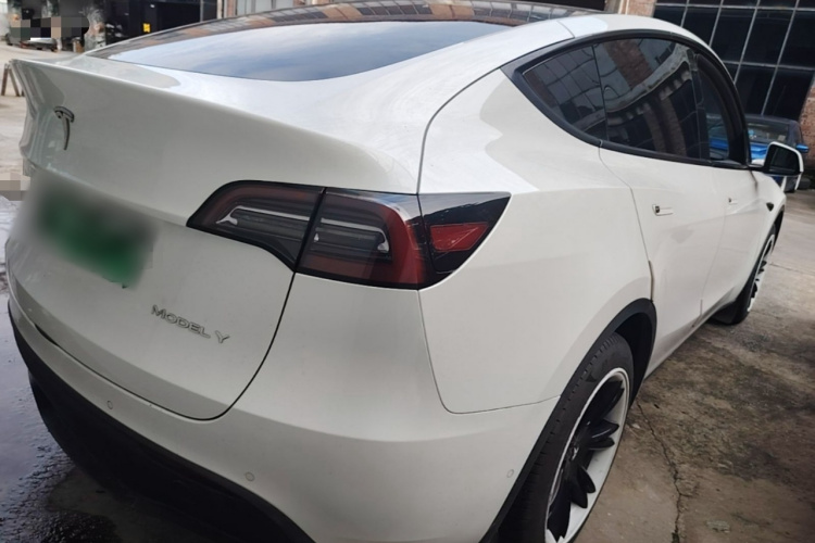 Tesla Model Y 2023 car image #7