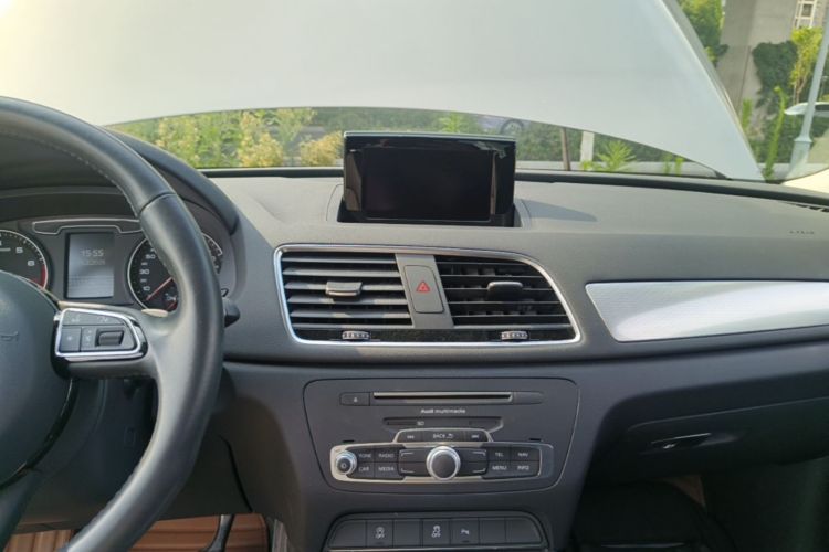 Audi Q3 2019 car image #13