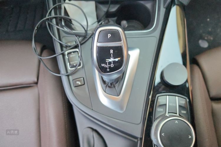 BMW 3 Series 2018 car image #16
