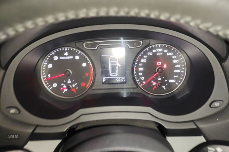 Audi Q3 2015 car image #13