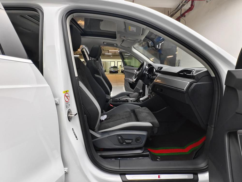 Audi Q3 2023 car image #9