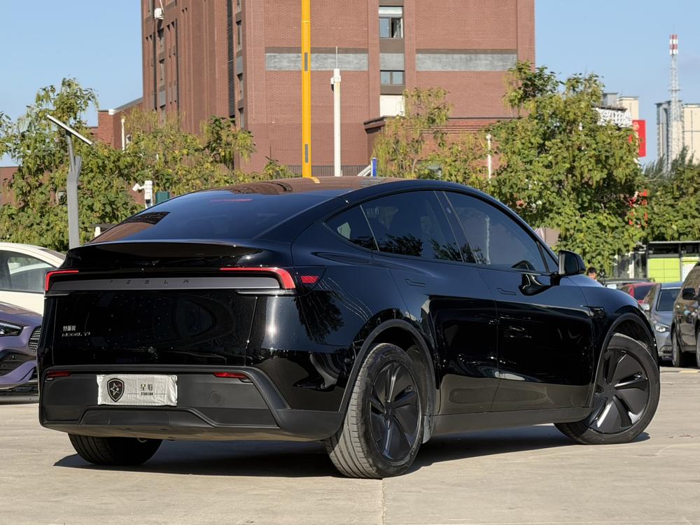 Tesla Model Y 2025 immagine di auto #7