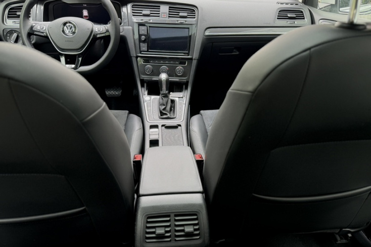 Volkswagen Golf 2019 car image #22