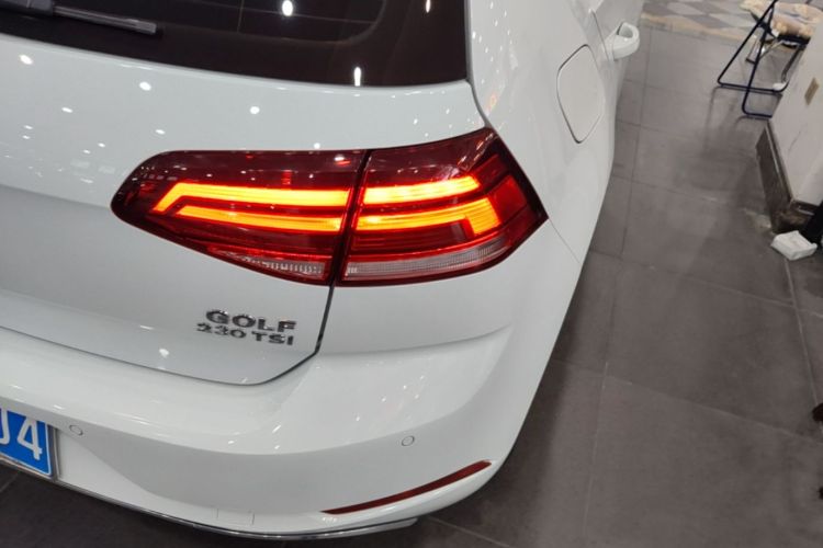 Volkswagen Golf 2018 car image #8