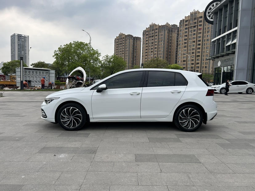 Volkswagen Golf 2024 car image #2