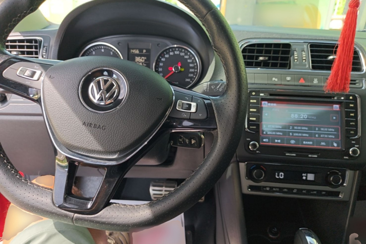 Volkswagen Polo 2015 car image #10
