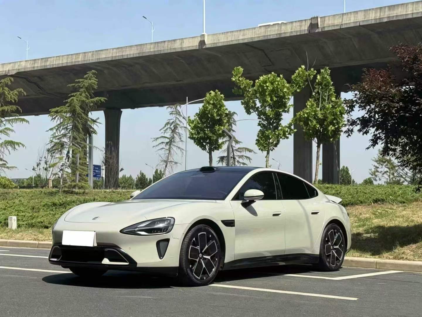 MI SU7 2024 immagine di auto 