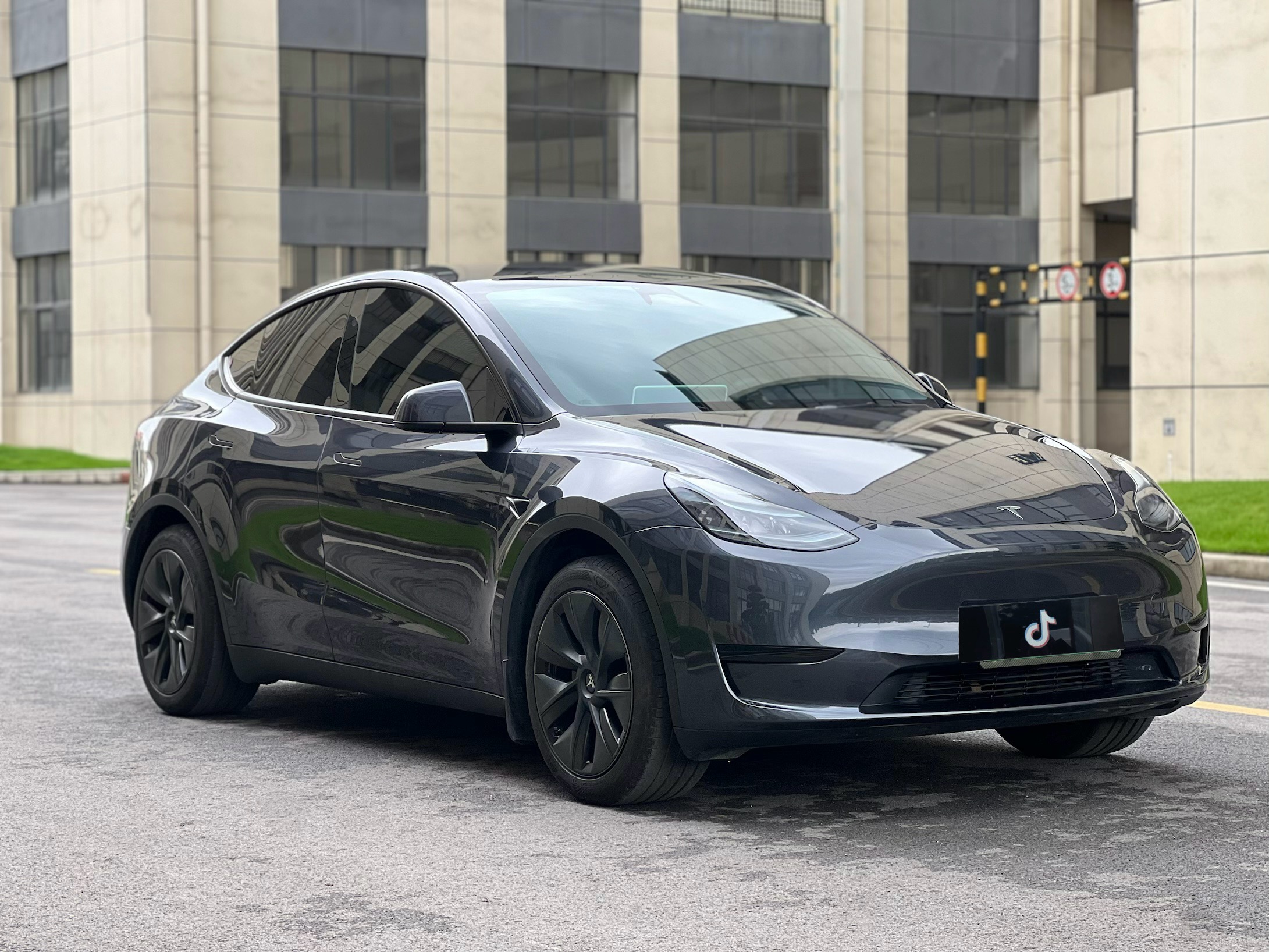 Tesla Model Y 2024 #5 Tesla Model Y 2024 car image #5