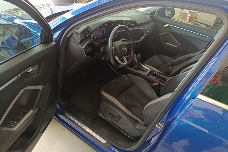 Audi Q3 2019 car image #16