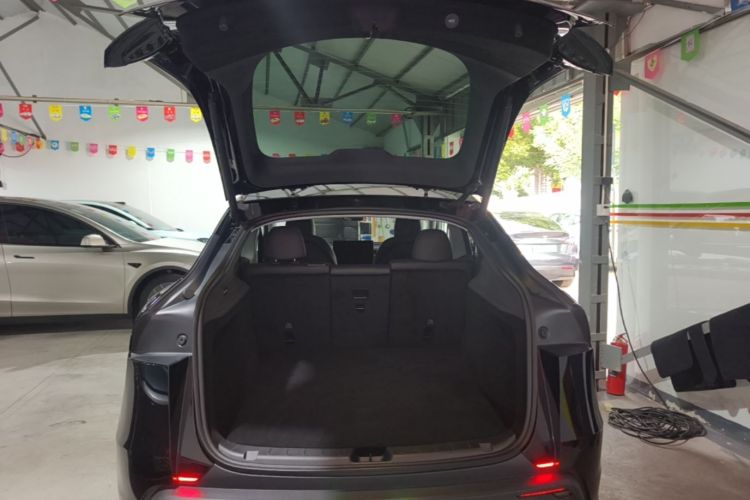 Tesla Model Y 2025 car image #19
