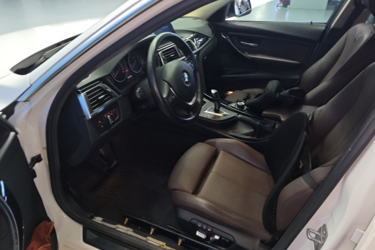 BMW 3 Series 2018 car image #15
