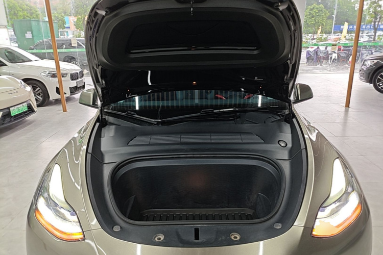 Tesla Model Y 2022 immagine di auto #20