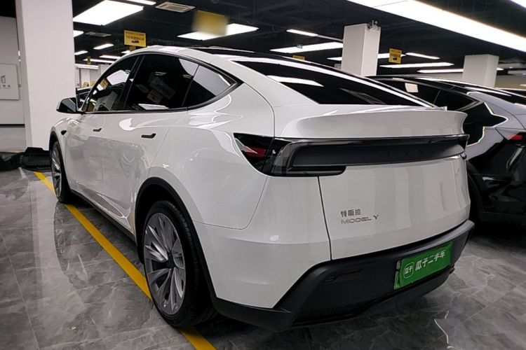 Tesla Model Y 2025 car image #5
