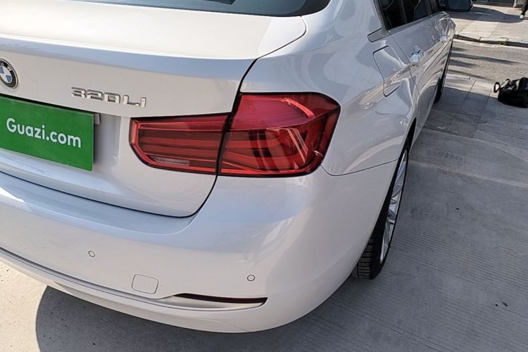 BMW 3 Series 2018 car image #8