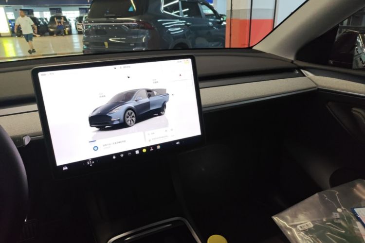 Tesla Model Y 2024 car image #13