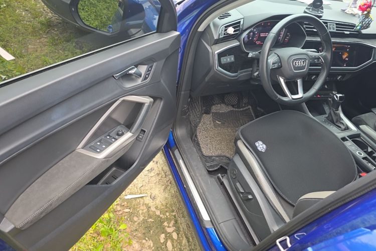 Audi Q3 2021 car image #18