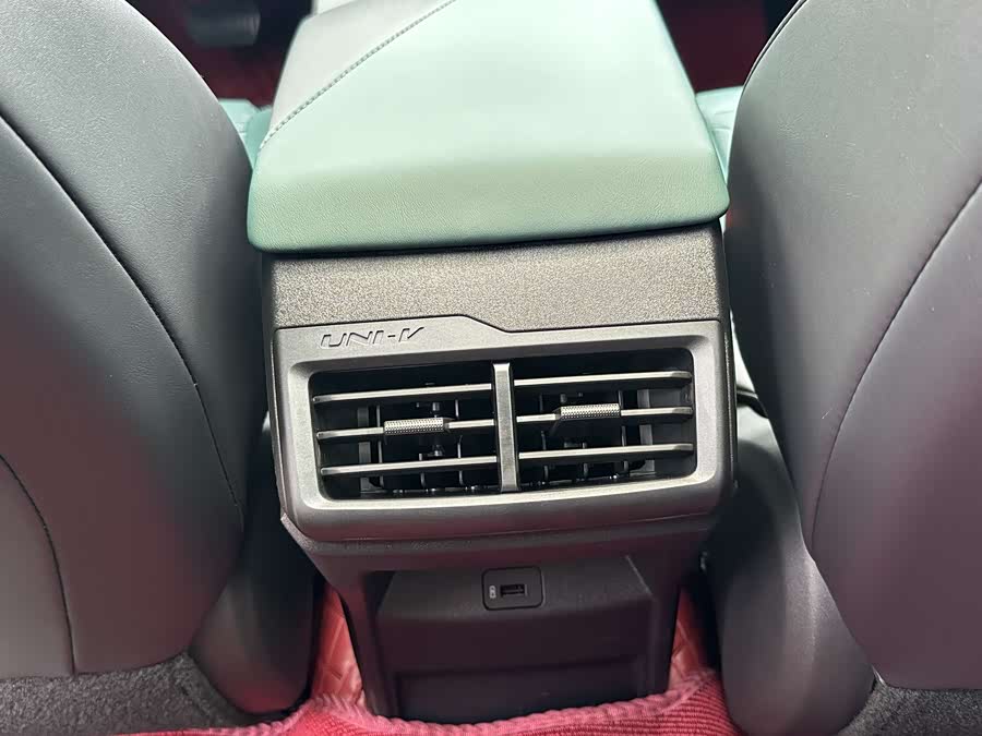 Changan UNI-V iDD 2024 صورة سيارة #31