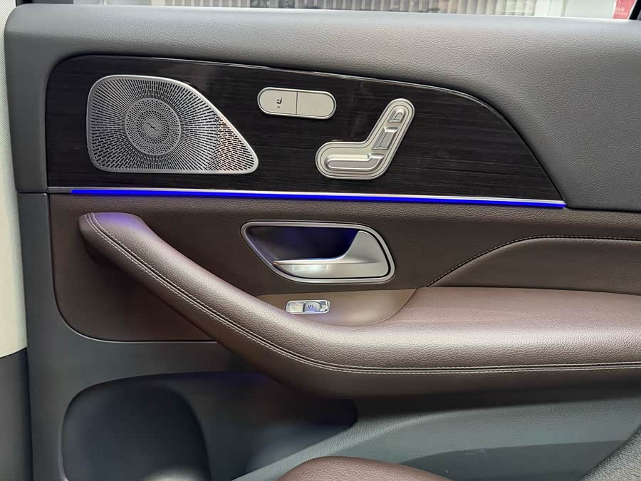 Mercedes-Benz GLE Class 2020 car image #31