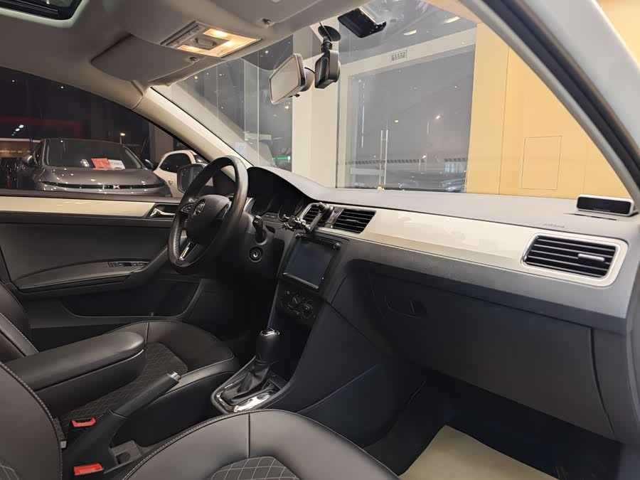 Skoda Rapid Spaceback 2019 car image #31