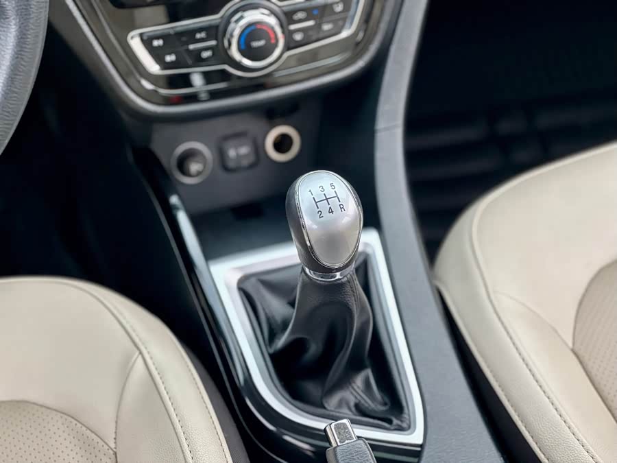 Changan Alsvin V7 2015 car image #31