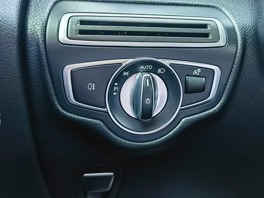 Mercedes-Benz GLC Class 2020 car image #31