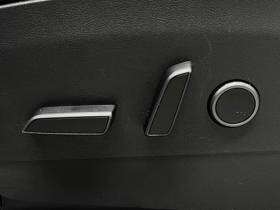 Tesla Model Y 2022 car image #31