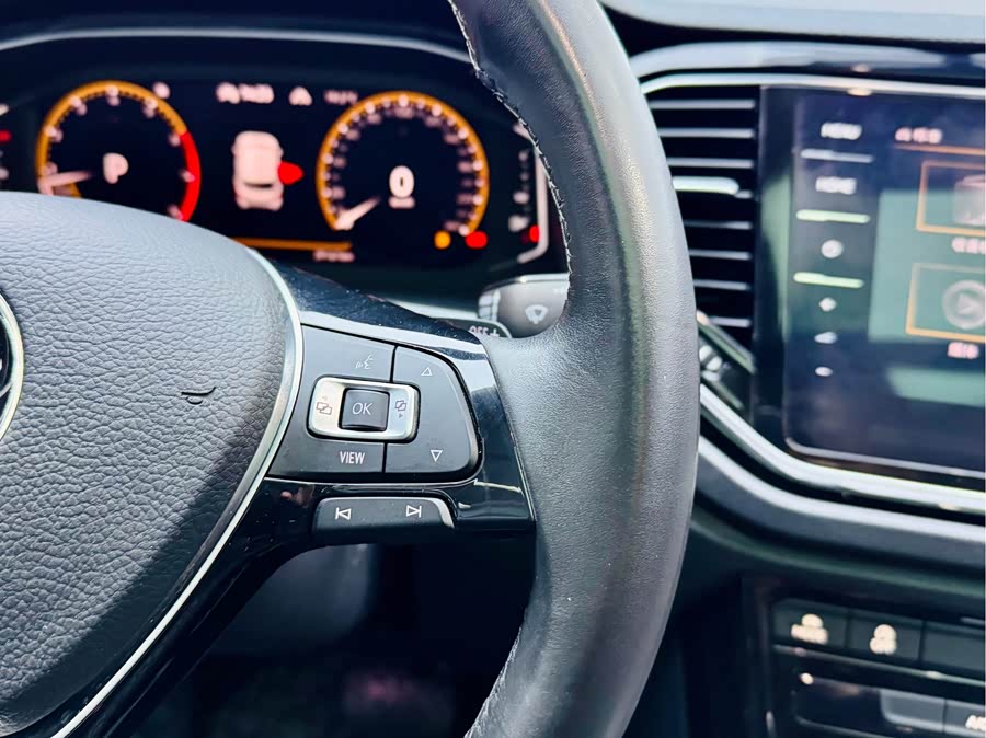 Volkswagen T-Roc 2021 car image #31