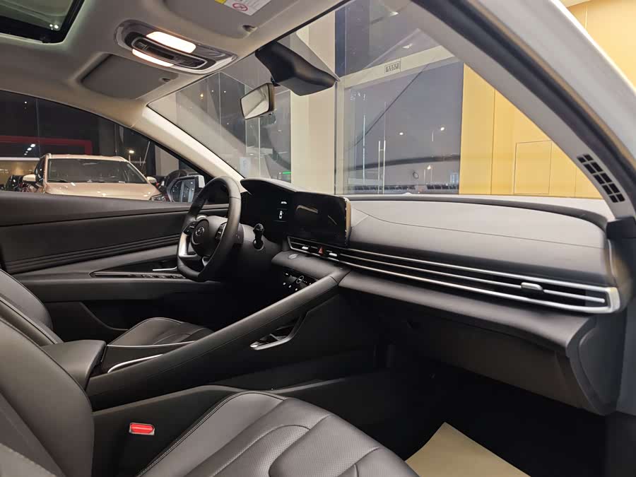 Hyundai Elantra 2023 immagine di auto #31