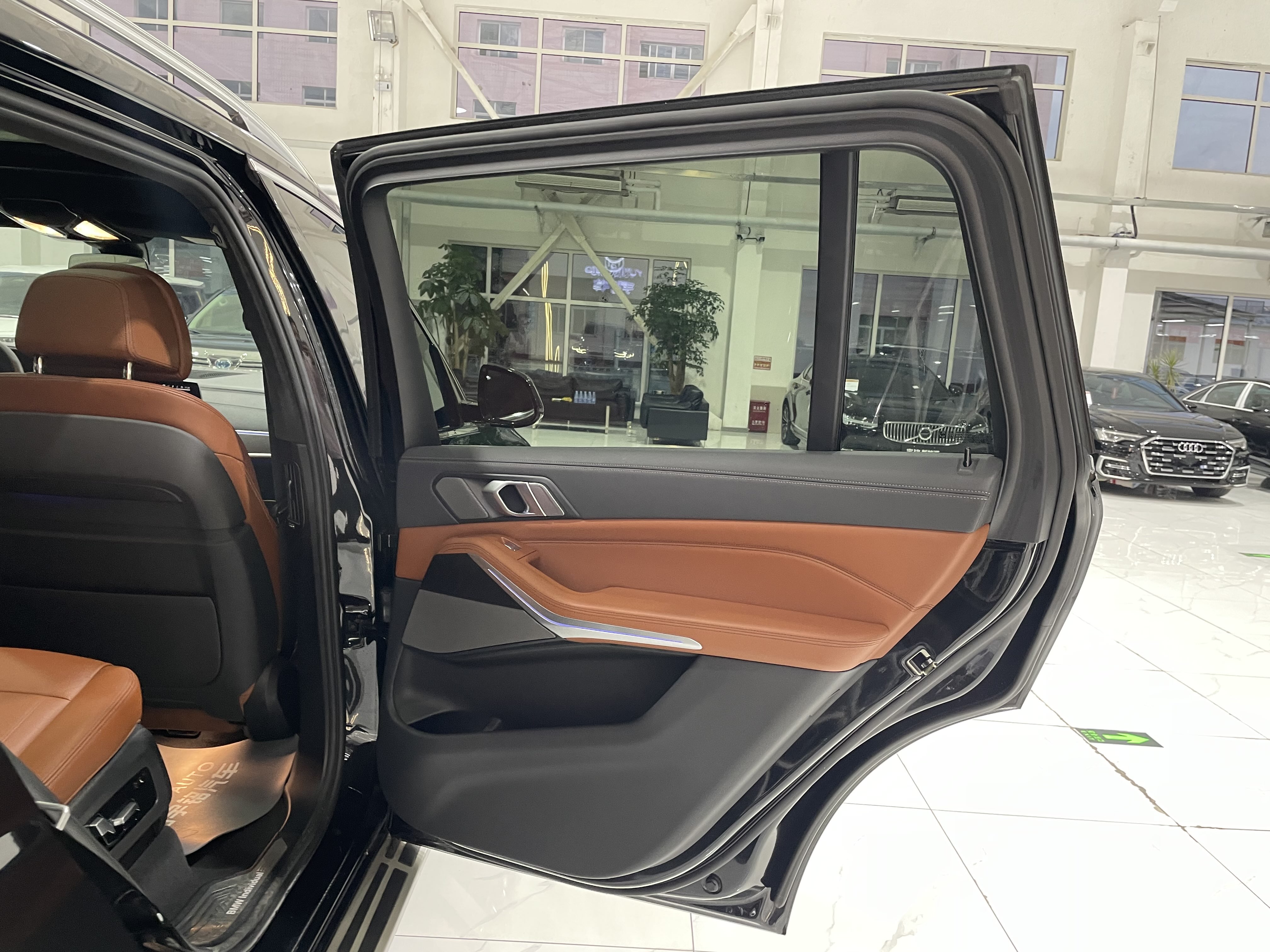 BMW X7 M60i 2021 car image #31