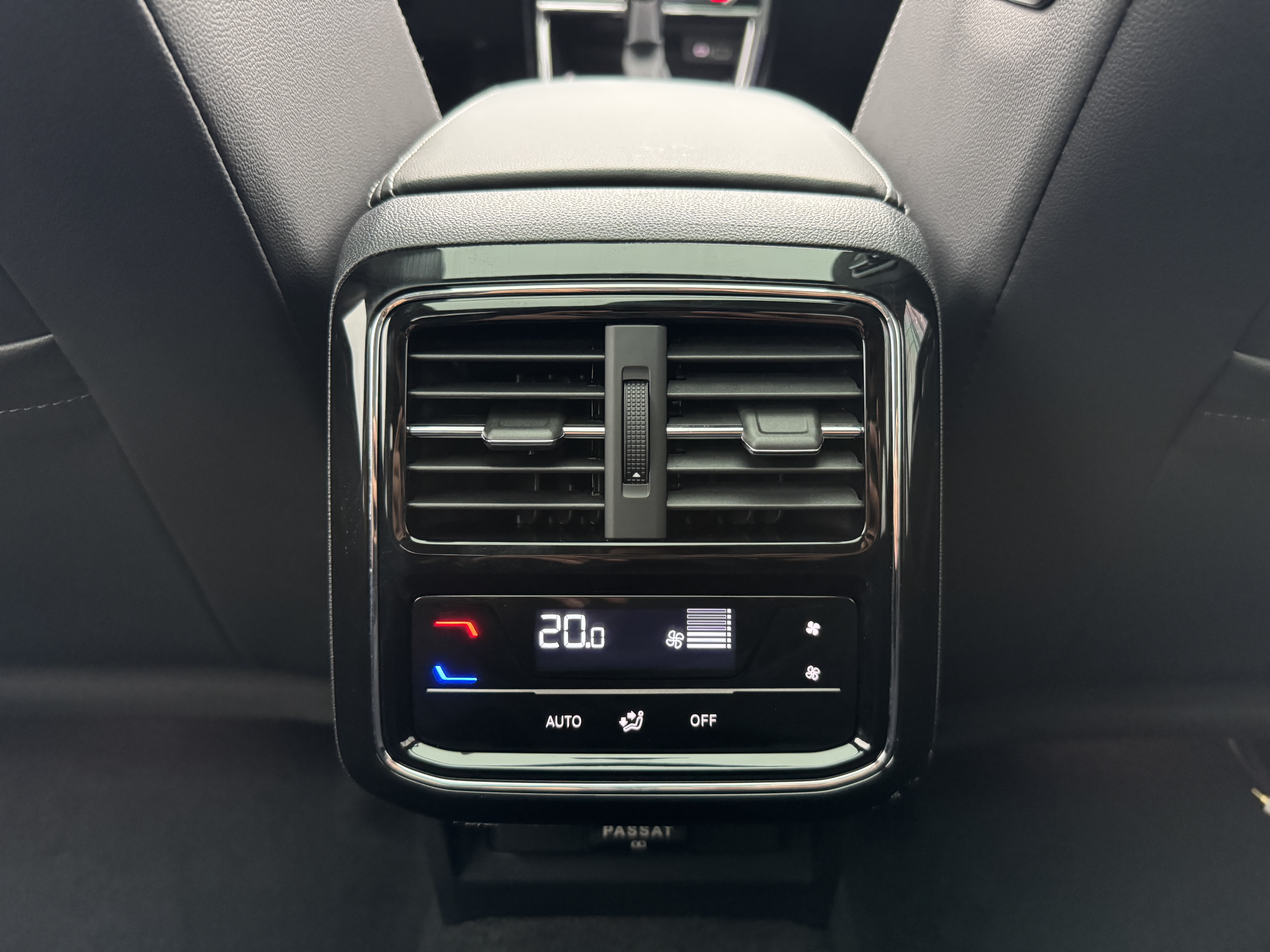 Volkswagen Passat 2022 car image #31