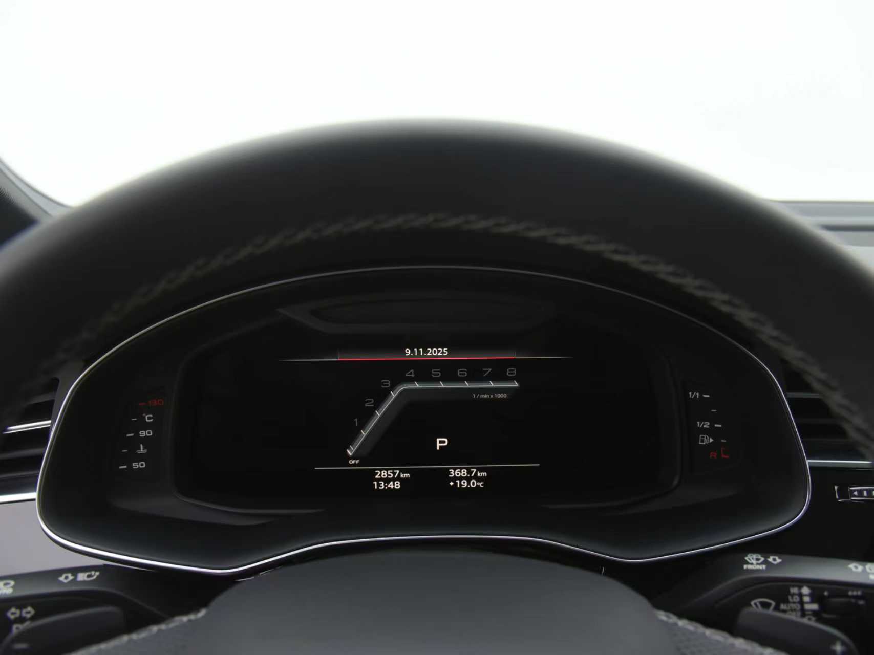 Audi SQ7 2024 #31 Audi SQ7 2024 car image #31