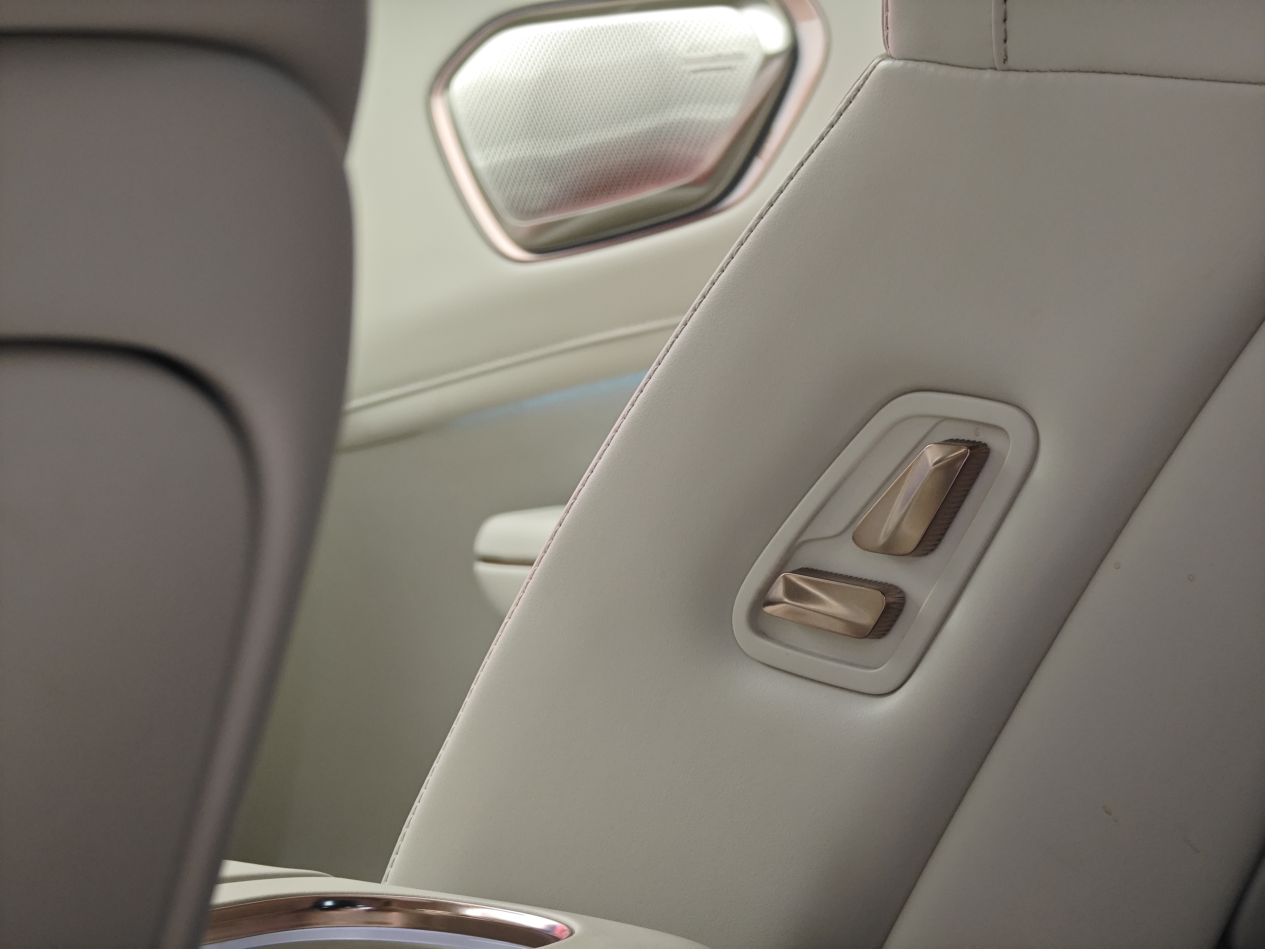 Lynk & Co 900 2025 car image #31