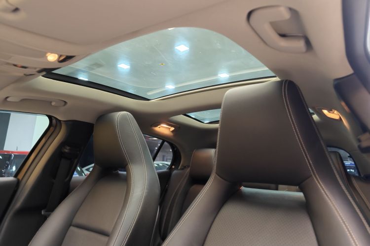 Mercedes-Benz GLA Class 2018 immagine di auto #31