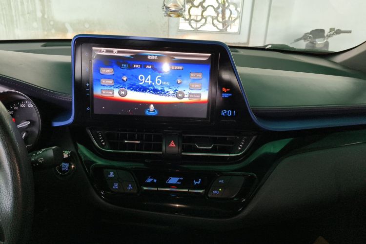 Toyota C-HR 2018 car image #31