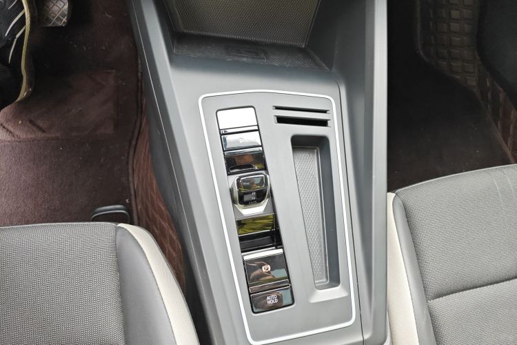 Volkswagen Golf 2023 car image #31