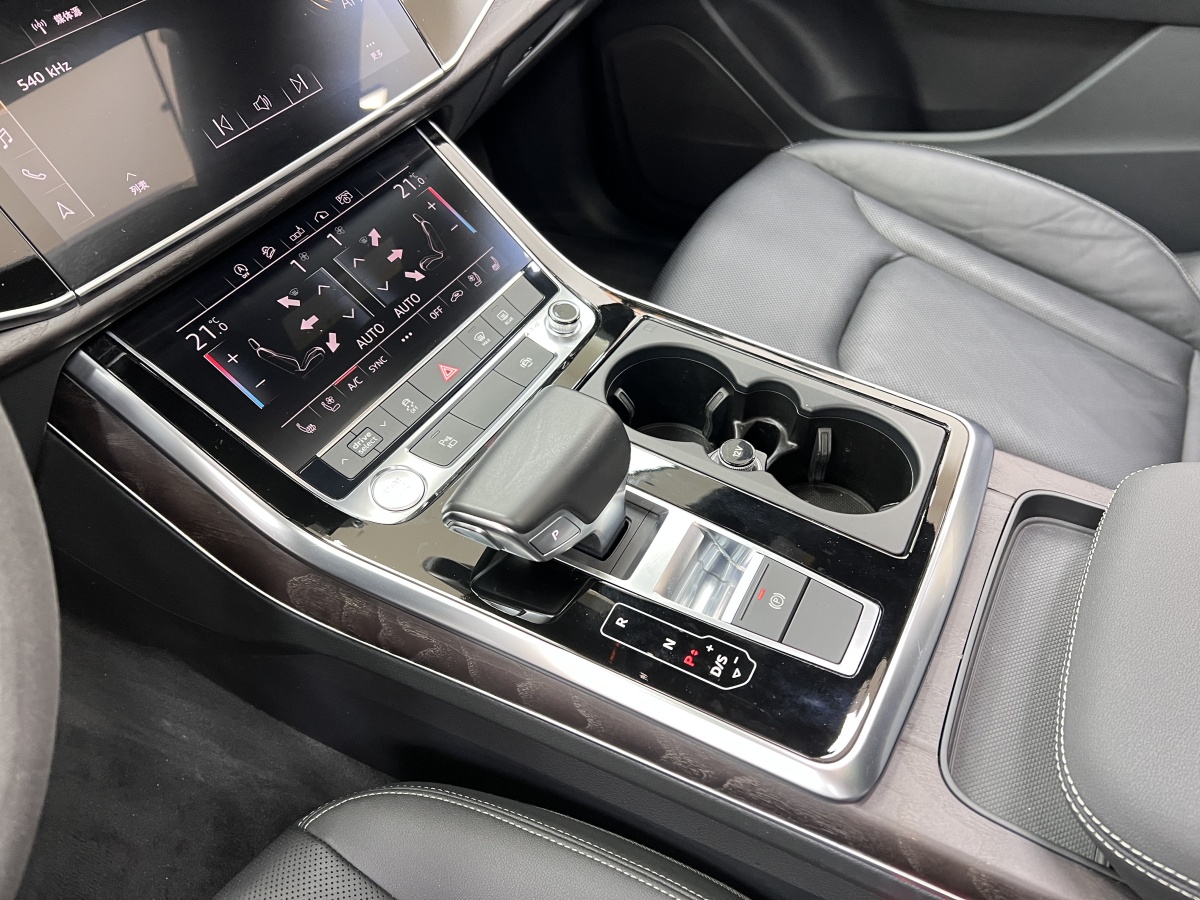 Audi RS Q8 2020 car image #31